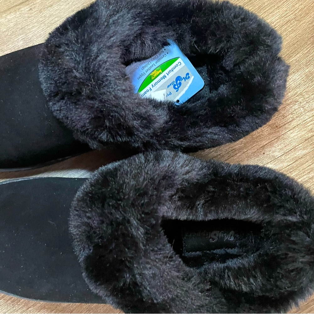 REPOSH***MY PILLOW SLIPPERS. NWT. BLACK.